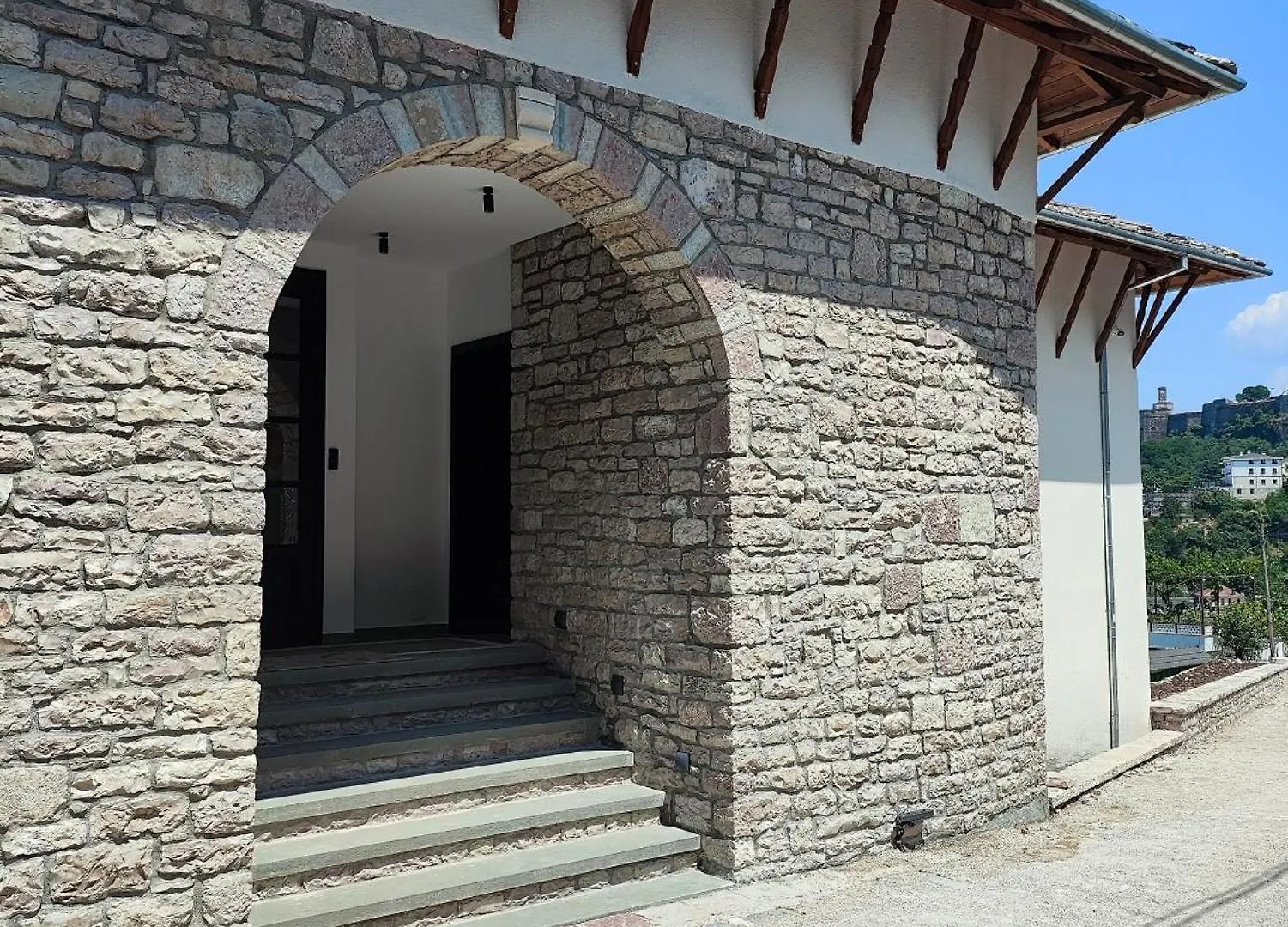 Palorto Inn Gjirokastër 4*,